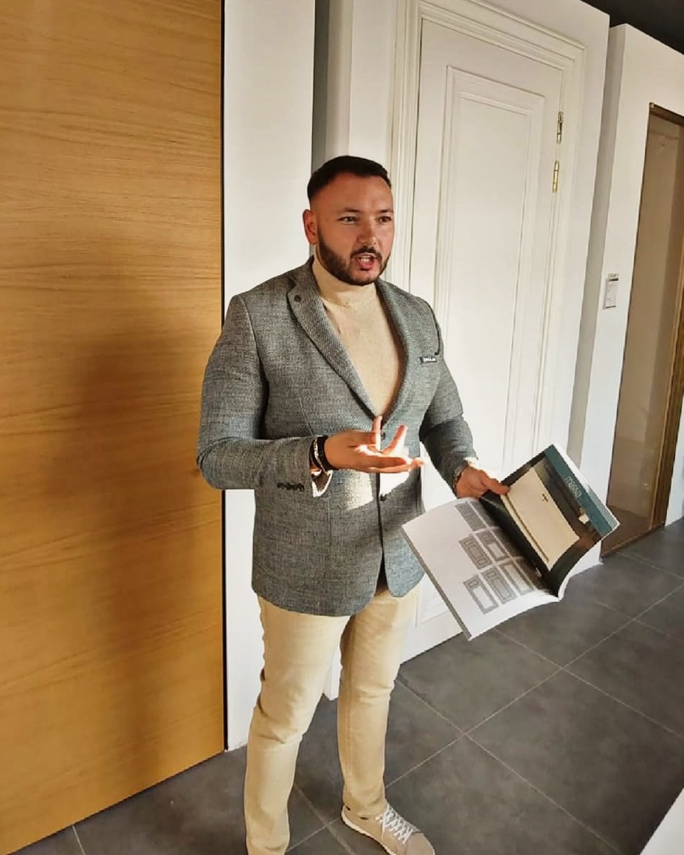 Consultanță în showroom: prezentarea modelelor de uși de interior, cu catalogul de decoruri