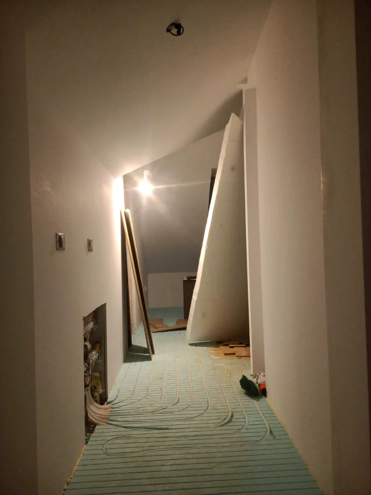 Parchet stratificat montat în model spic, în ultima etapă a montajului