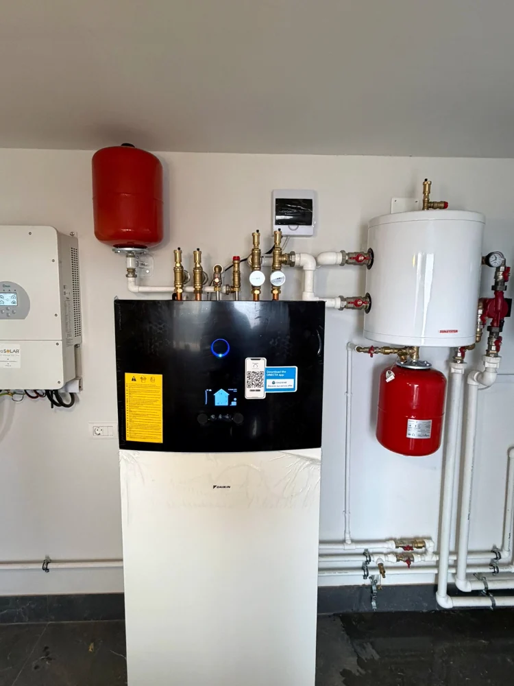 Cameră tehnică cu unitate de încălzire, boiler și vase de expansiune