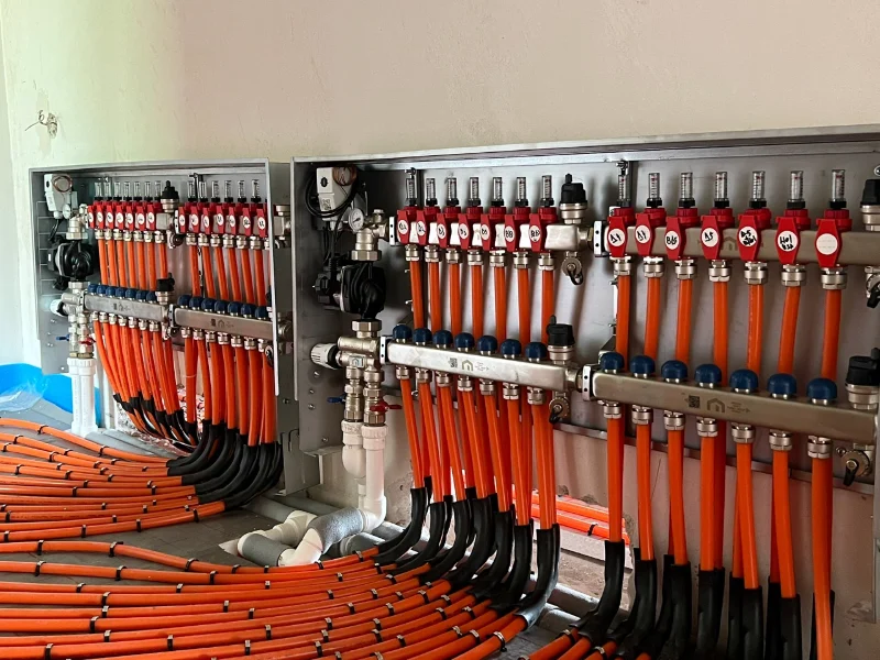 Distribuitoare pentru încălzire în pardoseală, cu circuitele racordate