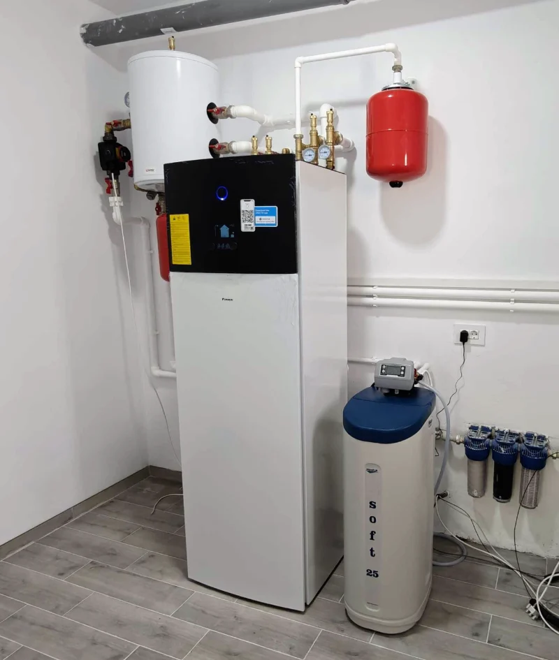 Pompă de căldură cu boiler și vas de expansiune, montate într-o cameră tehnică