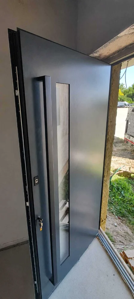 Ușă de intrare antracit cu sticlă verticală și deschidere cu amprentă, deschisă