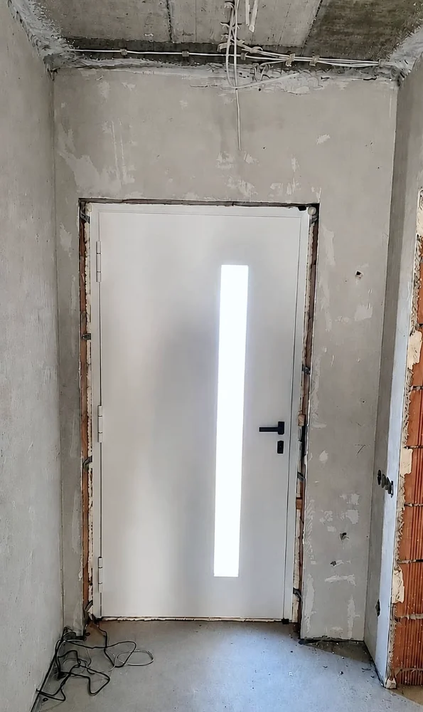 Ușă de intrare albă cu inserție îngustă de sticlă