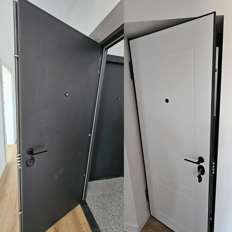 Ușă de acces apartament deschisă, antracit pe o față și albă pe cealaltă