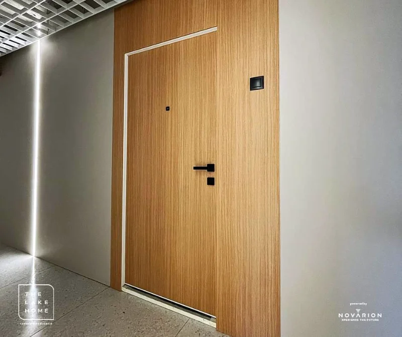 Ușă de apartament integrată în placare cu decor lemn
