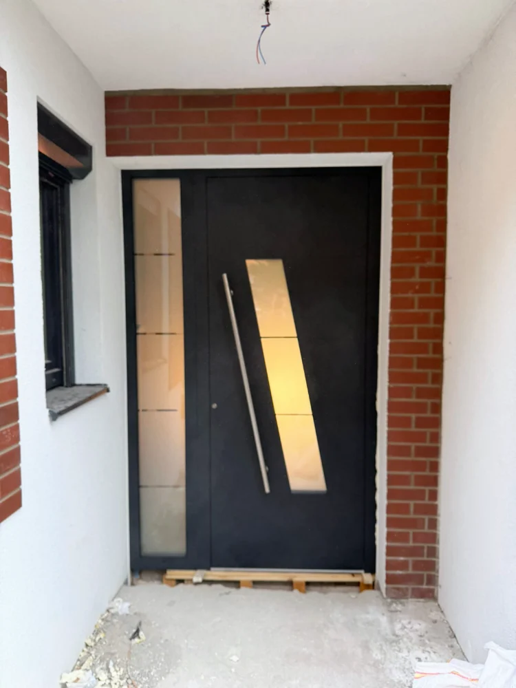 Ușă de intrare antracit cu inserție de sticlă diagonală și panou lateral