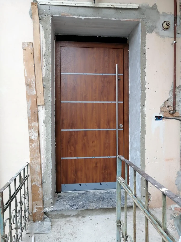 Ușă de intrare cu decor lemn și inserții orizontale