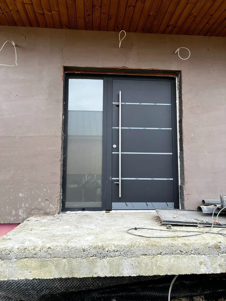 Ușă de intrare antracit cu panou lateral de sticlă