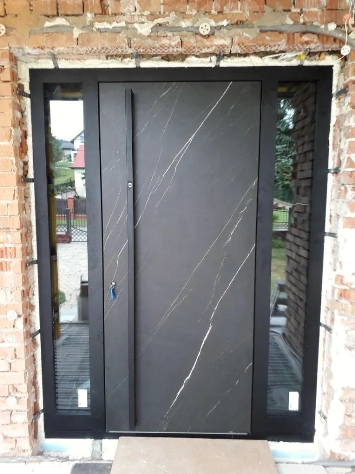 Ușă de intrare cu decor cu aspect de marmură închisă