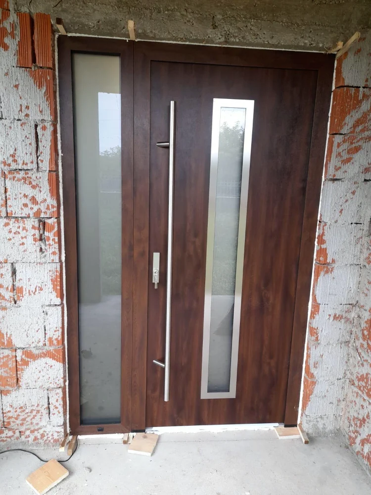 Ușă de intrare cu decor lemn și inserții de sticlă
