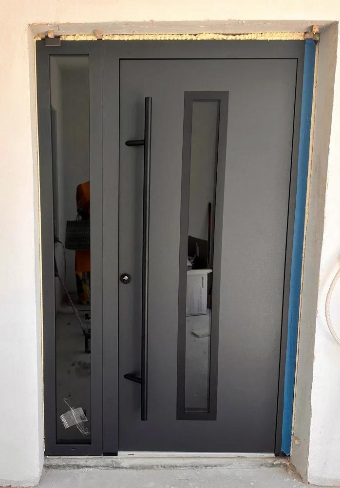 Ușă de intrare antracit cu inserție verticală de sticlă și panou lateral