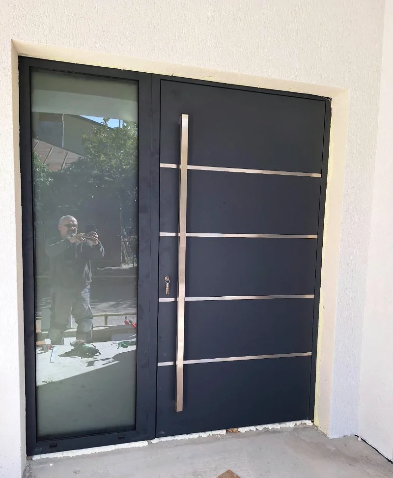 Ușă de intrare antracit cu inserții orizontale și panou lateral de sticlă