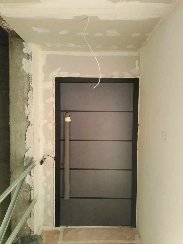 Ușă de intrare gri cu inserții orizontale