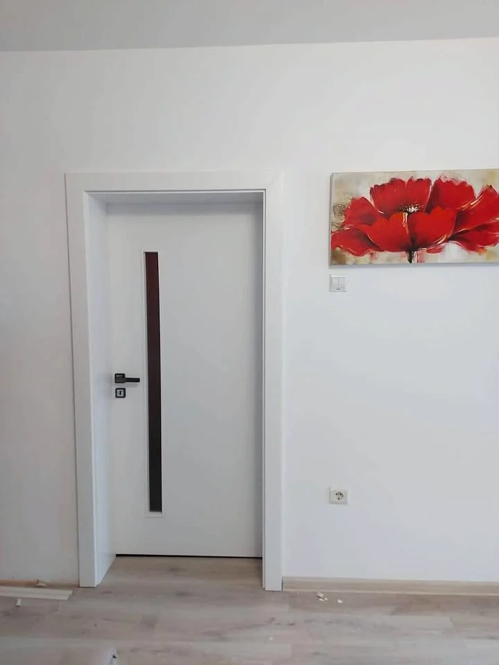 Ușă de interior albă pentru baie