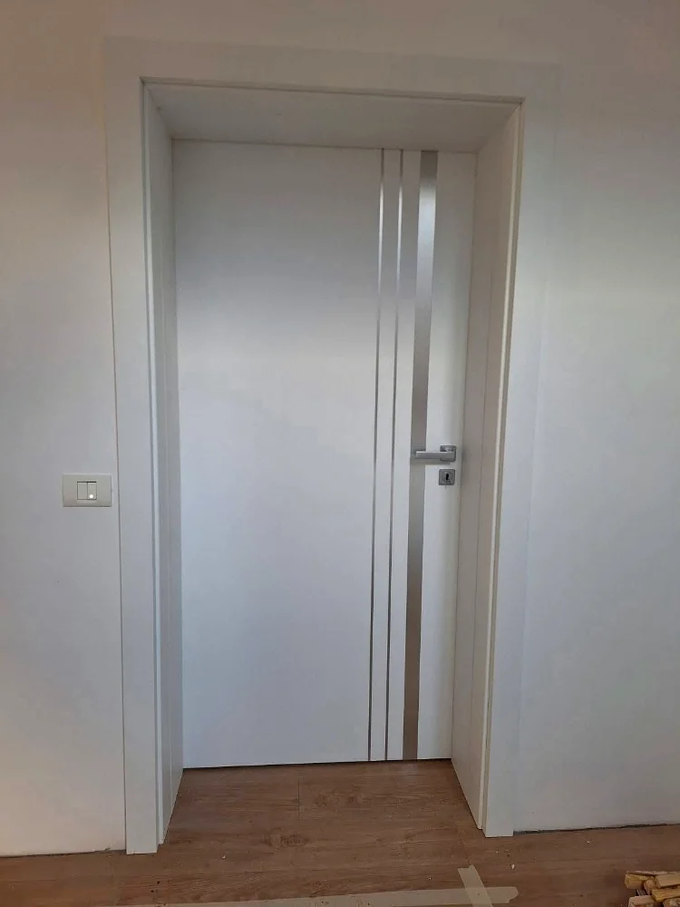 Ușă de interior albă cu două benzi verticale din aluminiu