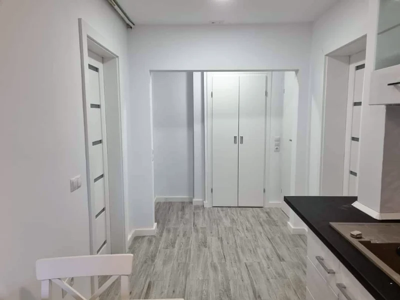 Uși de interior albe într-un spațiu deschis, lângă bucătărie