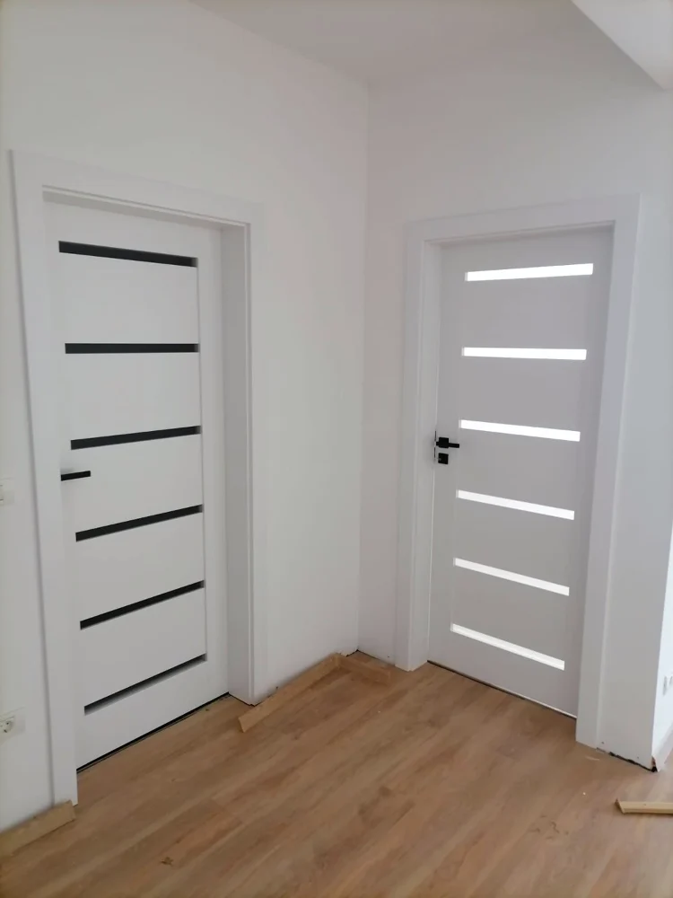 Uși de interior albe cu inserții orizontale înguste de sticlă