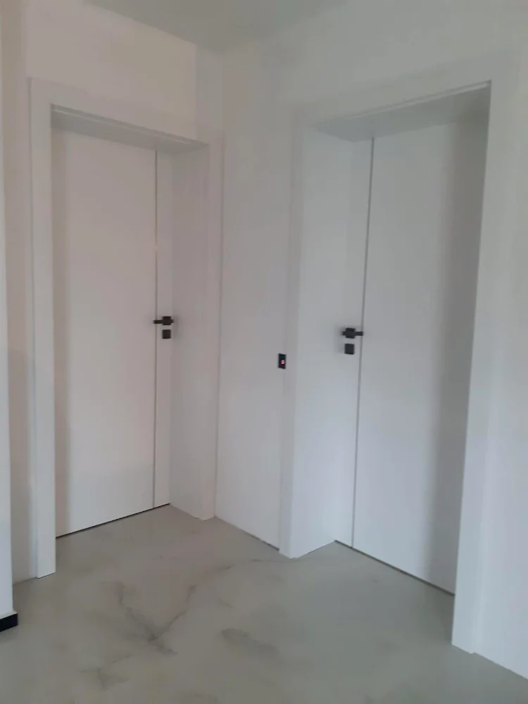 Uși de interior albe cu aplicații din aluminiu