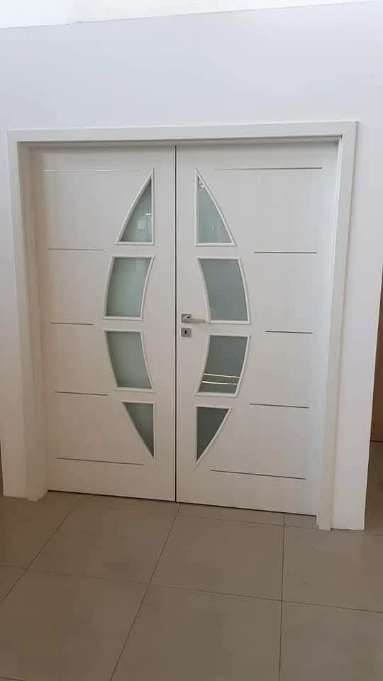 Ușă dublă albă cu inserții de sticlă
