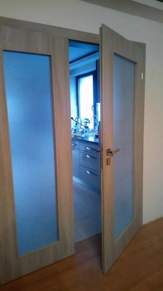 Ușă dublă în decor lemn cu geam mat