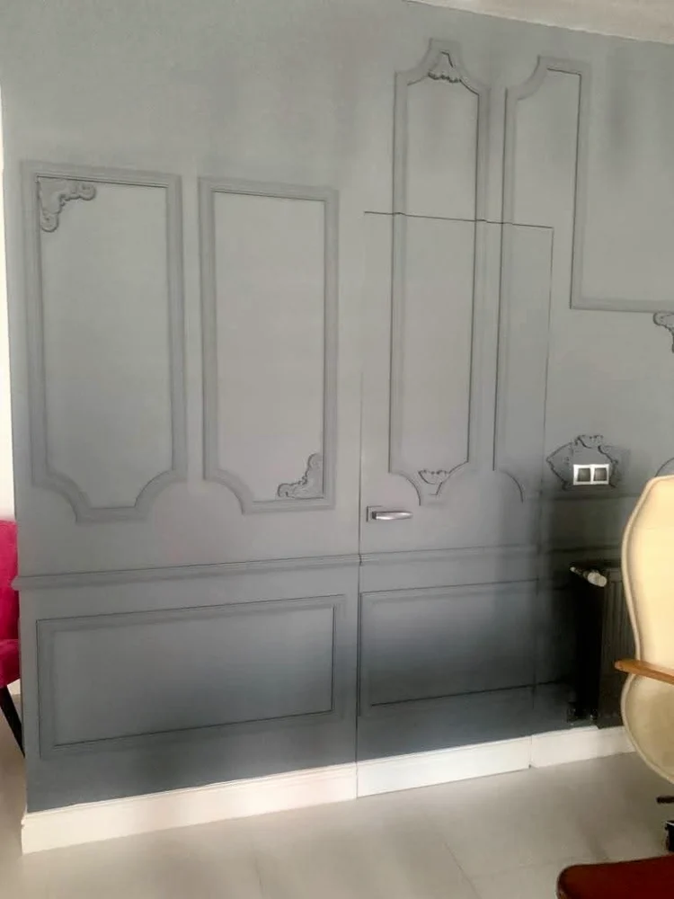 Ușă Filomuro aliniată cu peretele decorat cu baghete