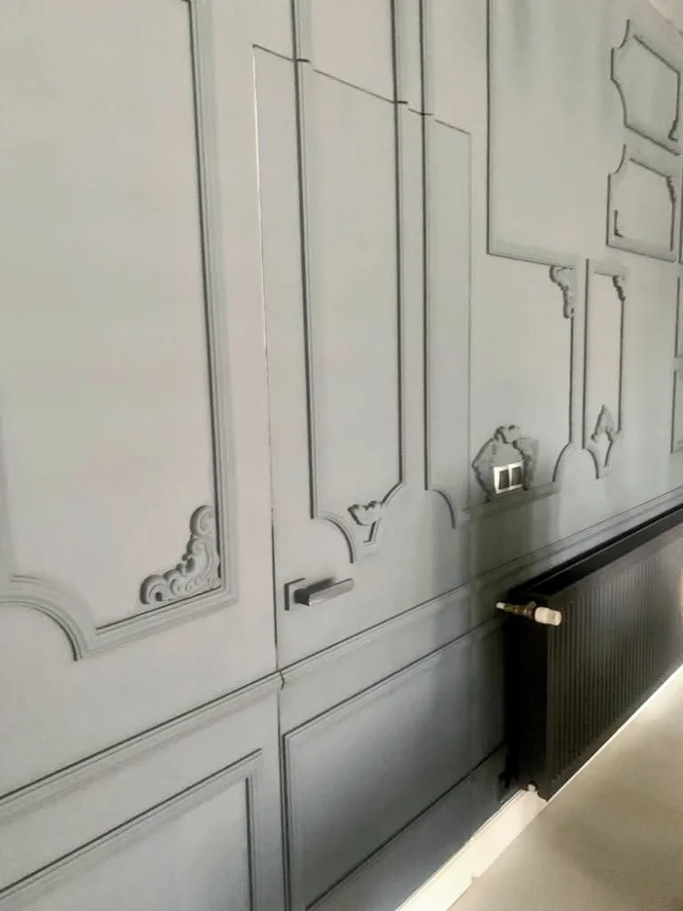 Ușă Filomuro fără toc aparent, într-un perete cu baghete decorative