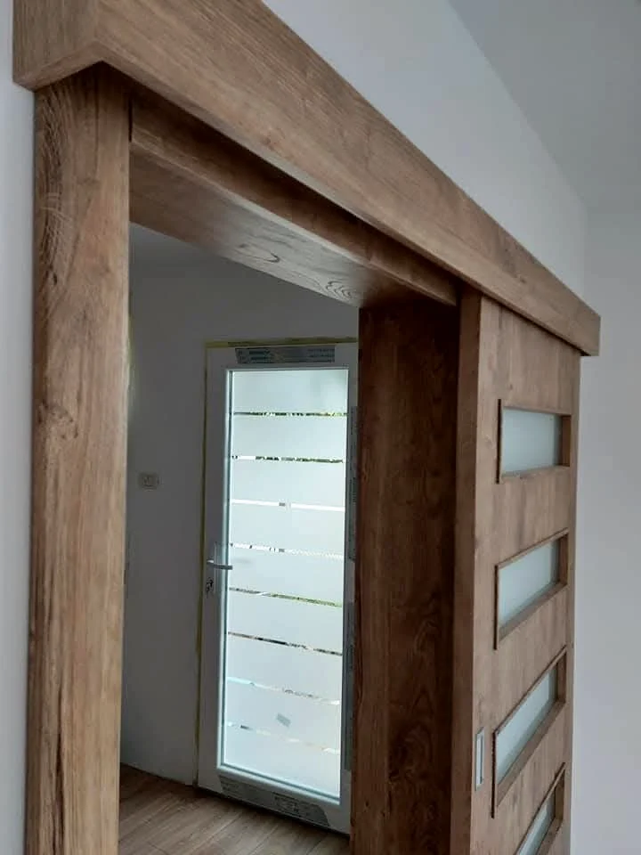 Ușă glisantă în decor lemn, pe șină aparentă