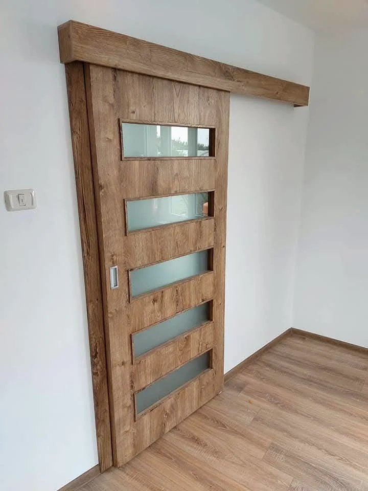 Ușă glisantă în decor lemn cu inserții de sticlă