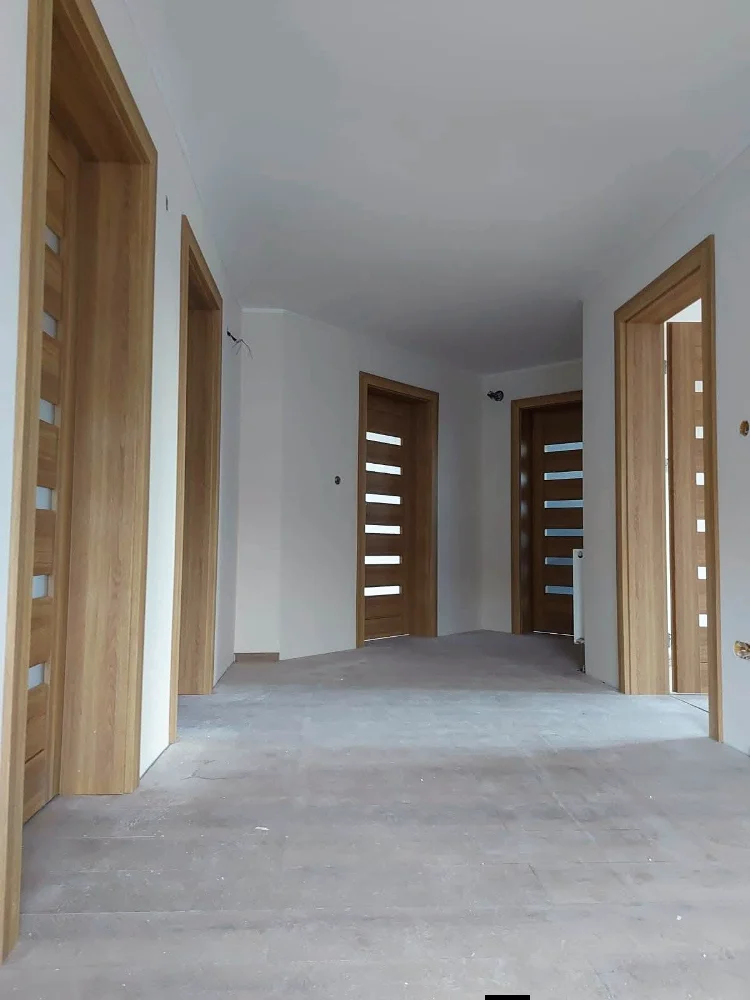 Uși de interior în decor stejar cu gemulețe de sticlă, pe un hol