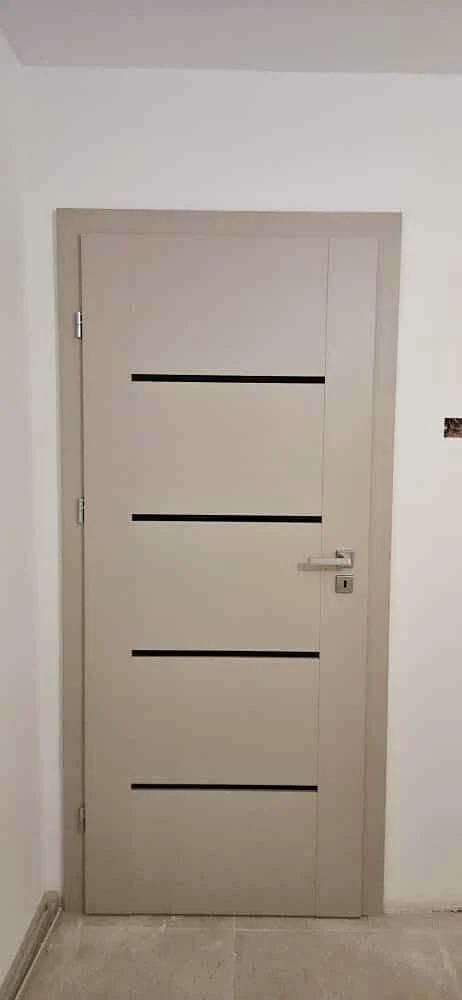 Ușă de interior în decor Kasmir, cu inserții orizontale negre