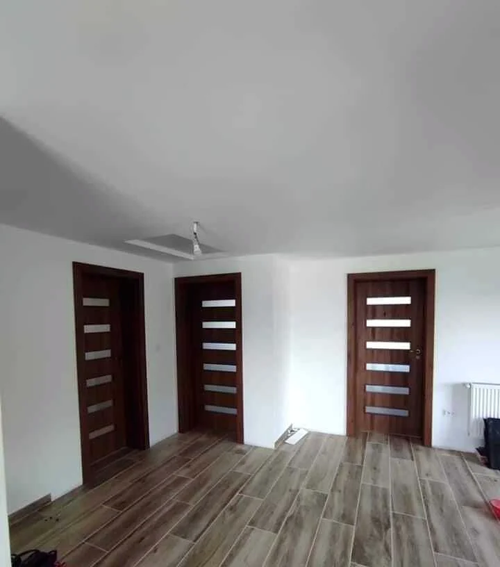 Uși de interior în decor nuc cu gemulețe înguste