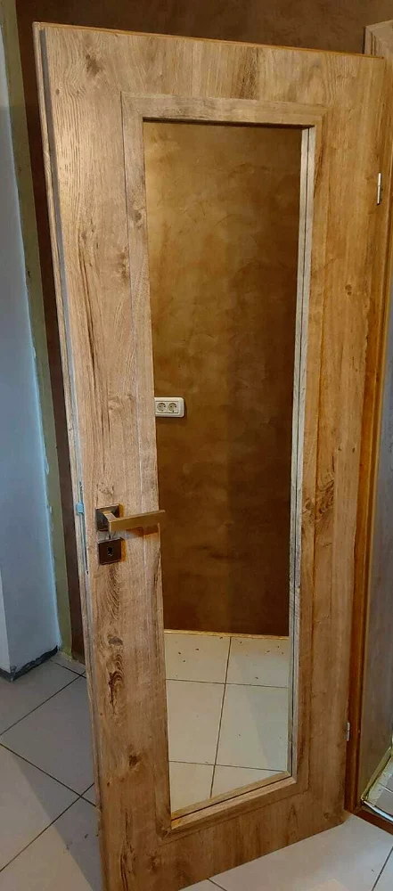 Ușă cu oglindă pentru dressing, în decor lemn