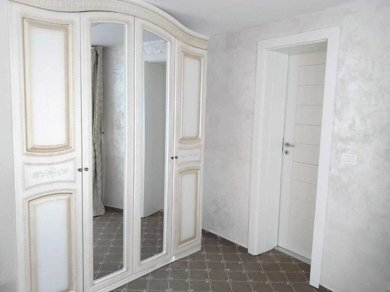 Ușă de interior plină, albă, din MDF, lângă un dulap cu oglinzi