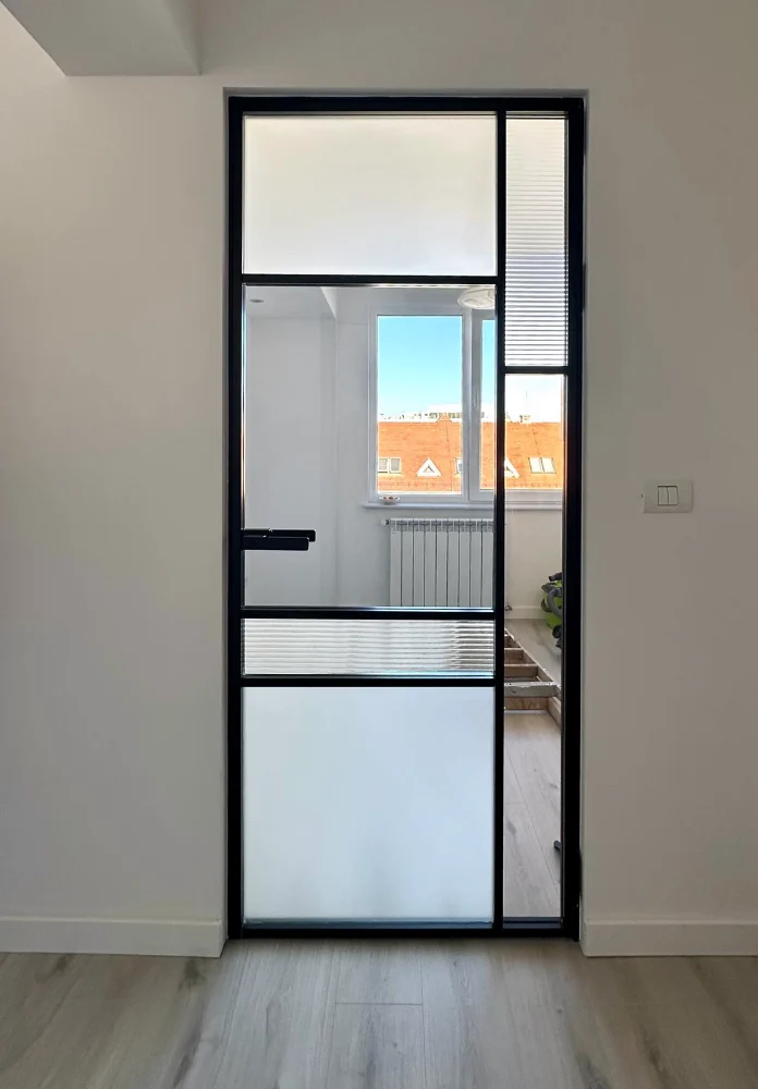 Ușă din aluminiu negru și sticlă cu panou fix lateral