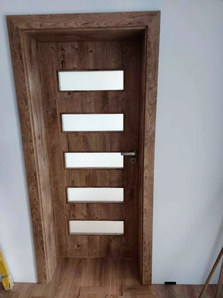 Ușă de interior în decor stejar nobil cu cinci gemulețe de sticlă