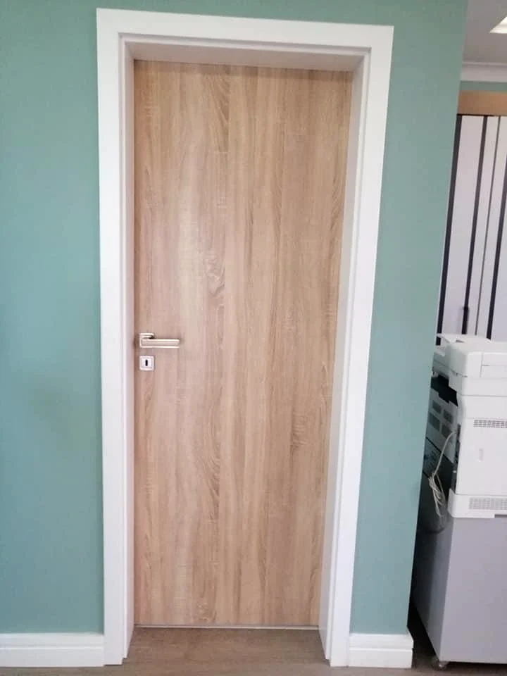 Ușă de interior în decor stejar, cu toc alb din HDF