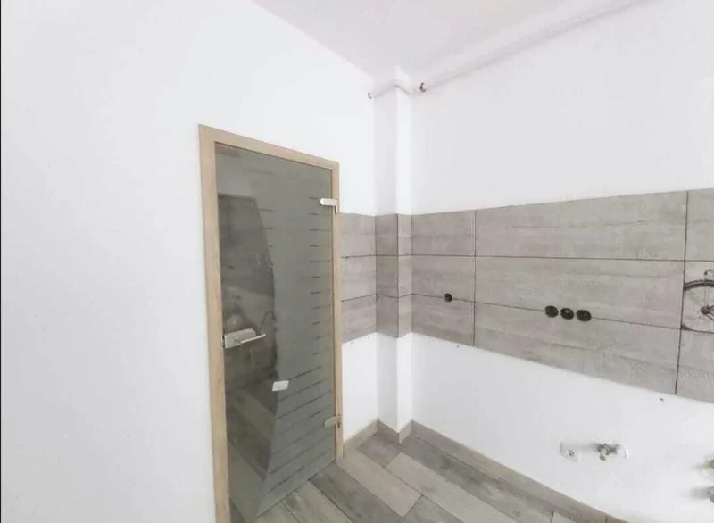 Ușă de sticlă montată la o baie
