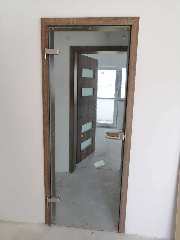 Ușă de sticlă cu toc în decor lemn