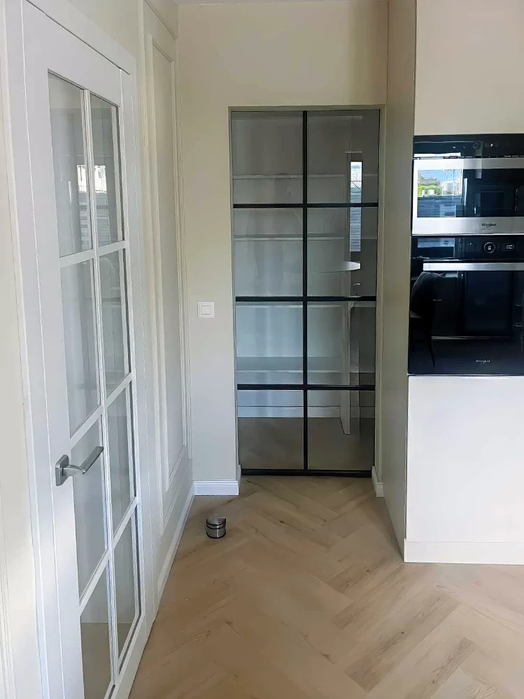 Ușă de sticlă cu profile negre din aluminiu, spre bucătărie