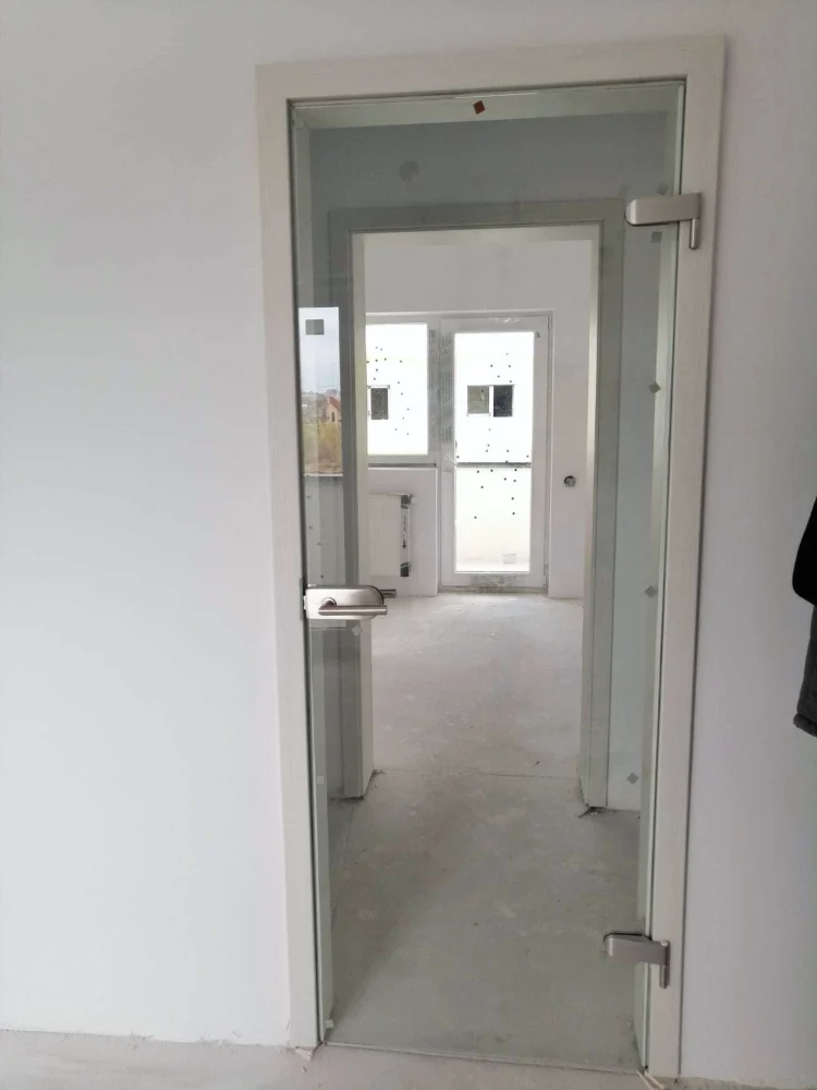 Ușă de sticlă cu toc din HDF