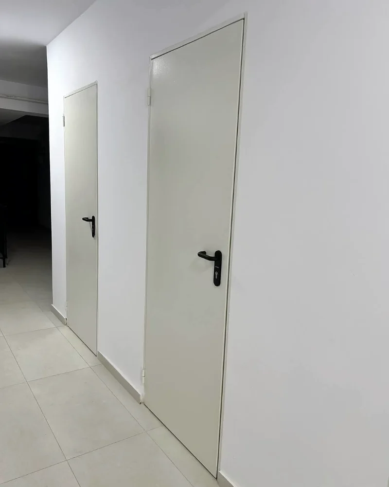 Uși tehnice montate pe un hol